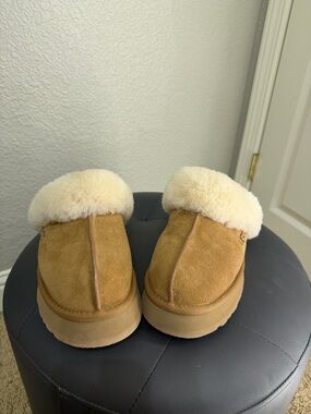 Women’s Ugg Slipper Worn once- Chestnut
